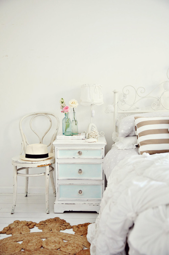 a-beach-cottage-coastal-vintage-style-bedroom