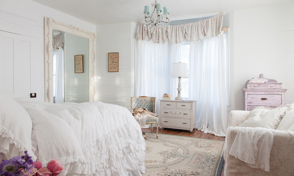 beautiful-feminine-bedroom-shabby-decor