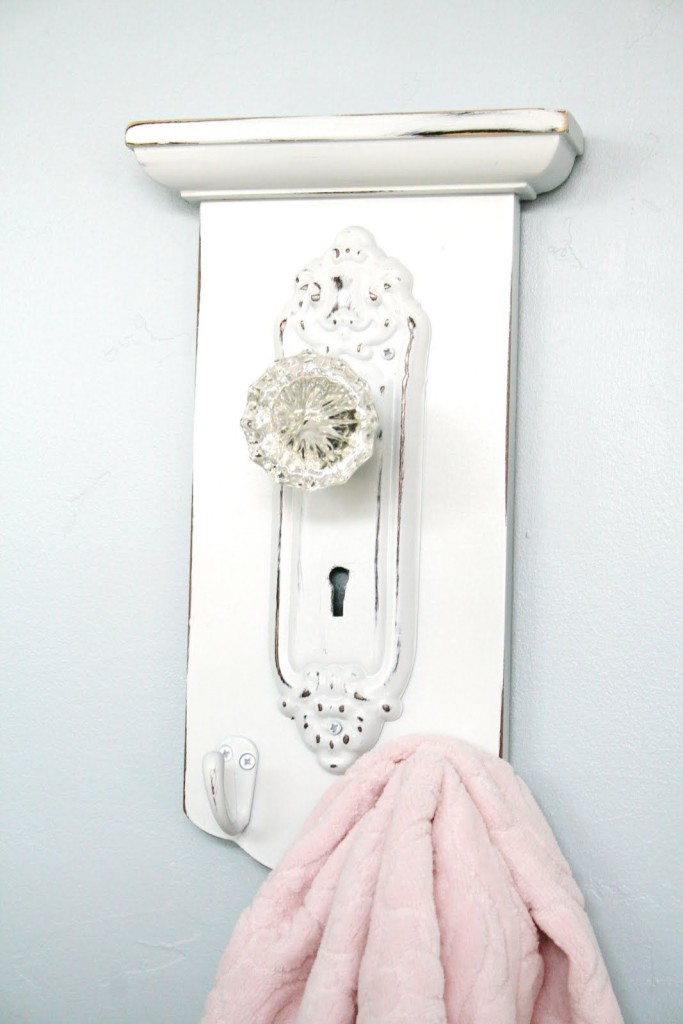 vintage-doorknob-bathroom-towel-hanger