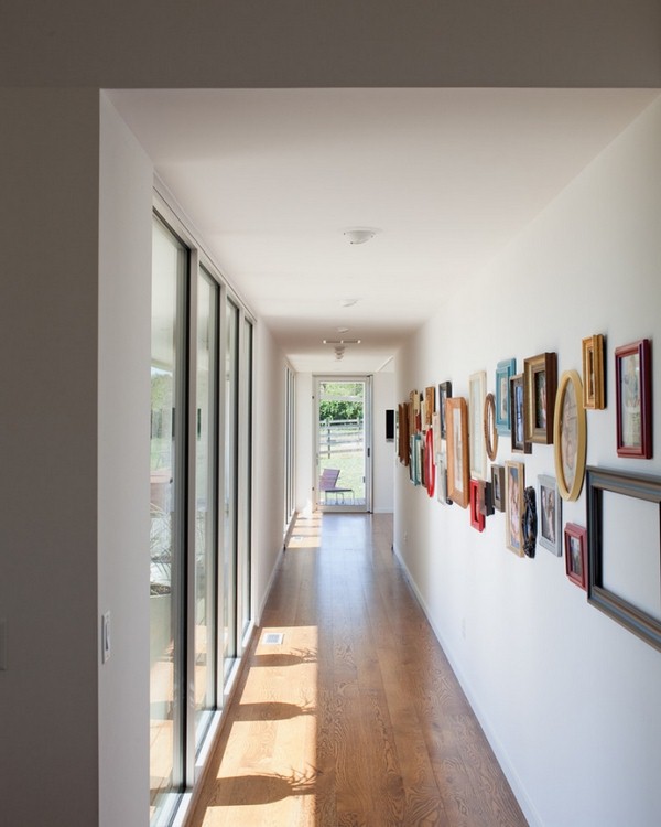 deco-picture-frame-colorful-painted-corridor-wall