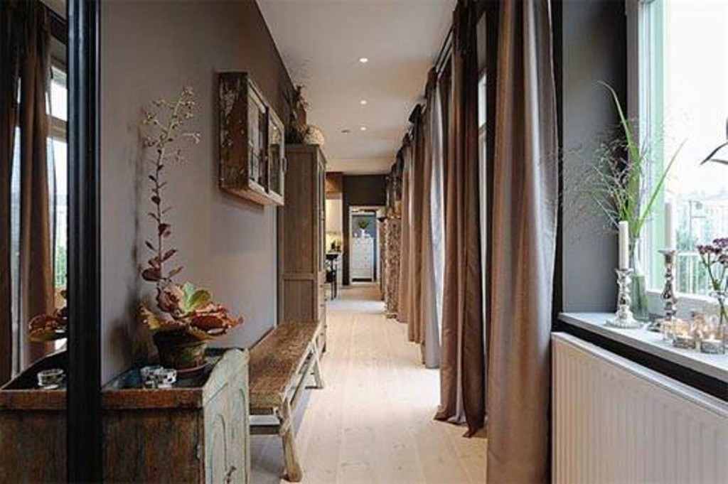 narrow-hallway-decorating-ideas-with-wooden-furniture